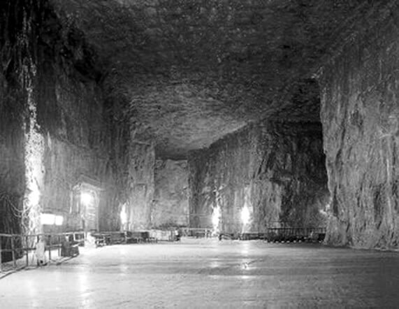 Interiorul Salinei Praid, vedere panoramică alb-negru, fotografie din 1975