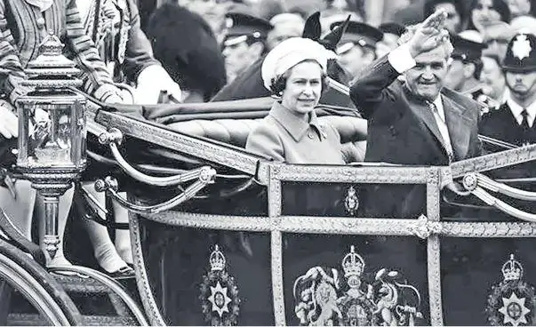Nicolae Ceaușescu și Regina Elisabeta a II-a în caleașcă la Palatul Buckingham, 13 iunie 1978